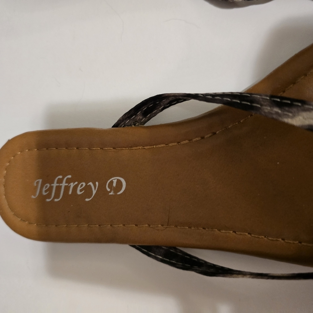JEFFERY D Flip Flop Sandals Flower Decal in Animal Print w Silver Hardware Sz 7 - Picture 8 of 13